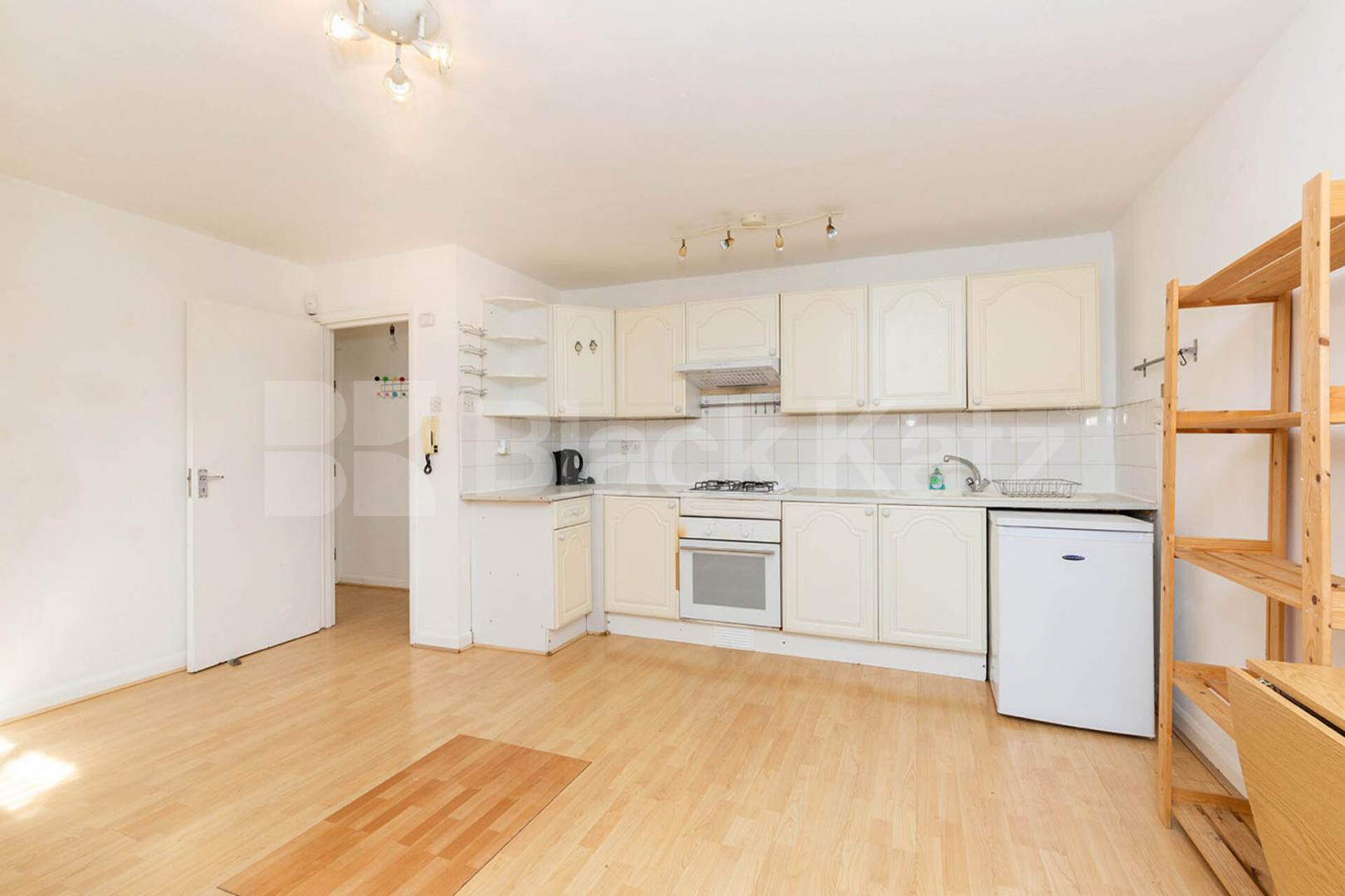 Large and spacious studio with fully integrated kitchen and large bathroom. Beacon Hill, Hillmarton Conservation Area 